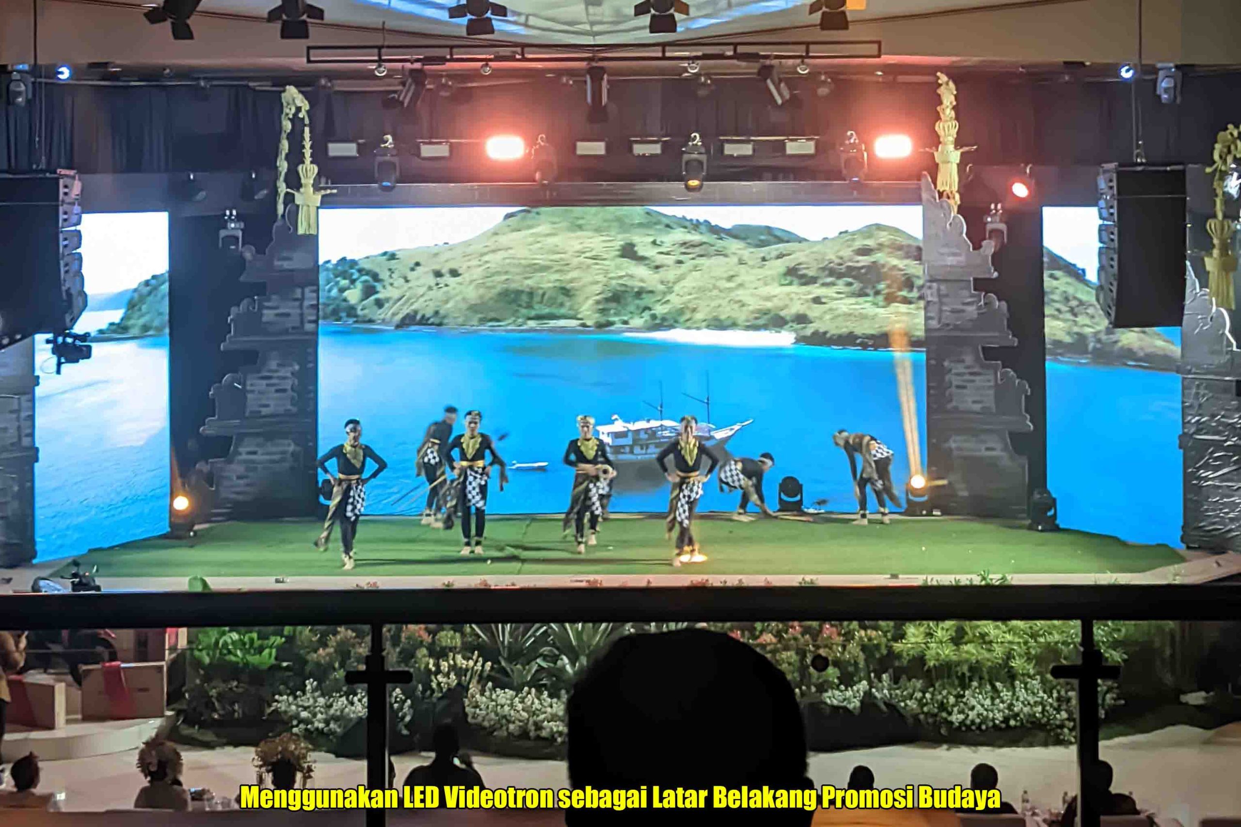 Menggunakan LED Videotron sebagai Latar Belakang Promosi Budaya